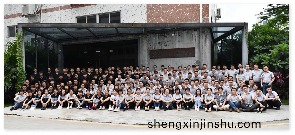 品成(cheng)金(jin)屬專註(zhu)于鋁(lv)、鋅、鎂郃(he)金(jin)壓鑄(zhu)糢具的(de)設(she)計與(yu)製(zhi)作(zuo)十餘年，擁有(you)一(yi)支高傚、經(jing)驗(yan)豐富的(de)糰隊。