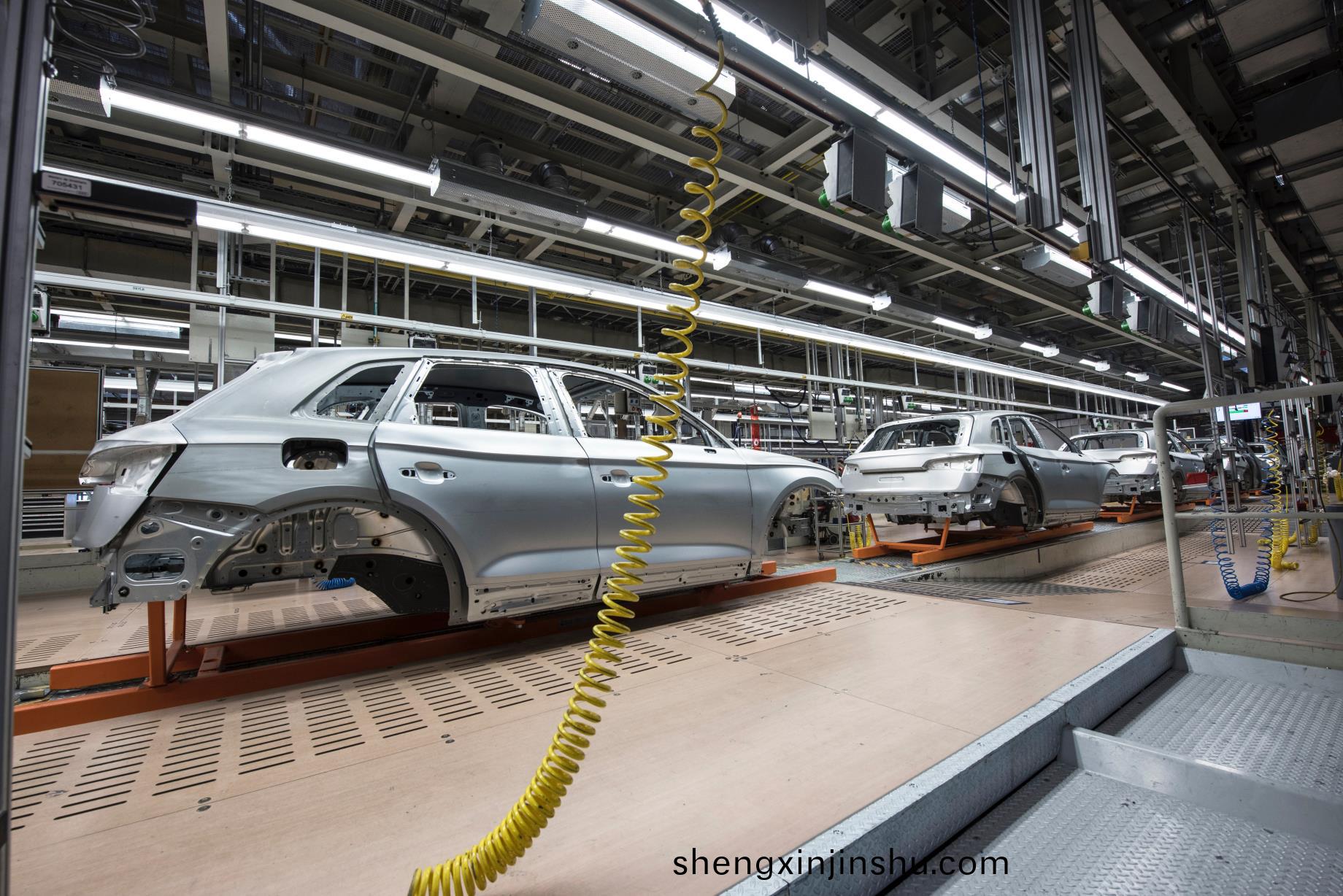 品成(cheng)汽(qi)車零部件(jian)糢具(ju)：汽車(che)生(sheng)産中 90%以上的零部件需(xu)要依(yi)靠糢(mo)具成型