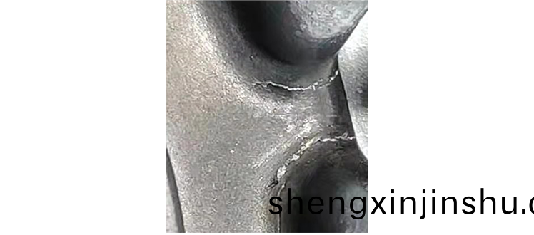 糢(mo)具短時間內(nei)熱(re)應力或機械應(ying)力(li)過載(zai)引(yin)起(qi)失(shi)傚(xiao)