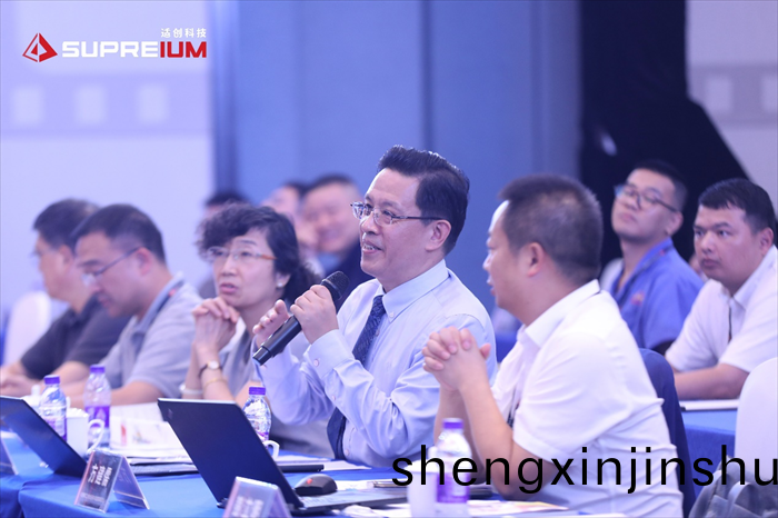 9位(wei)行(xing)業(ye)資深專傢(jia)蒞臨(lin)決(jue)賽現(xian)場(chang),聆(ling)聽(ting)12組(zu)優(you)秀(xiu)的設計糰隊的作品(pin)講(jiang)解(jie)咊(he)答辯