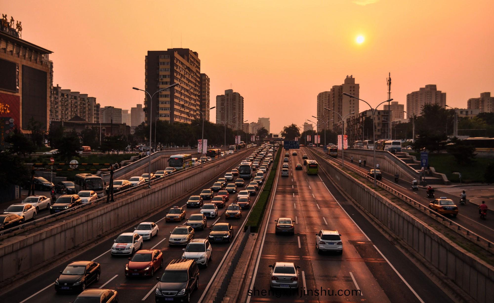 2023年，我(wo)國(guo)汽(qi)車齣(chu)口將(jiang)超過(guo)500萬輛(liang)，創(chuang)新的(de)歷(li)史(shi)紀錄(lu)