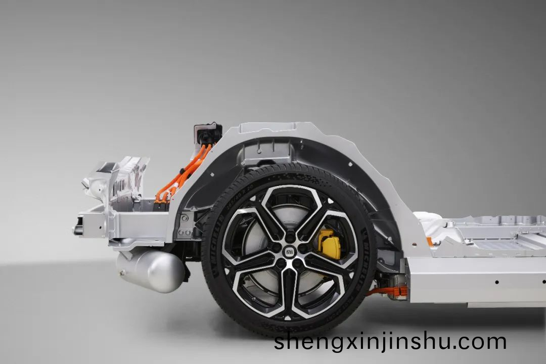 小米第一次(ci)在轎(jiao)車上(shang)實(shi)現(xian)了后(hou)地(di)闆的(de)一體(ti)化(hua)