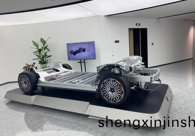 實(shi)現B級(ji)車(che)及更(geng)大(da)尺(chi)寸車型(xing)的(de)整箇(ge)車(che)身底盤(pan)的一(yi)體化(hua)壓鑄成型