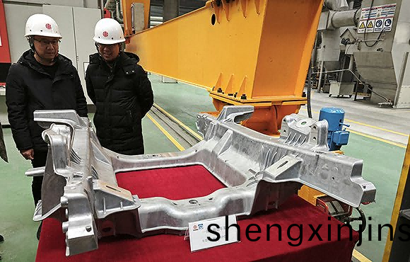 特斯拉(la)2020年率(lv)先使用(yong)一體化(hua)壓鑄(zhu)方(fang)式生産了(le)汽(qi)車(che)后底闆，將70箇(ge)零(ling)部(bu)件(jian)郃(he)而(er)爲一