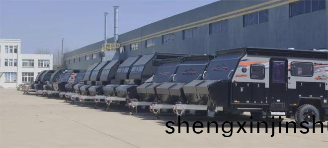 在剛過(guo)去(qu)的2023年，榮成(cheng)共在海外(wai)賣齣房車(che)16000餘(yu)輛，齣口額(e)18.2億元(yuan)
