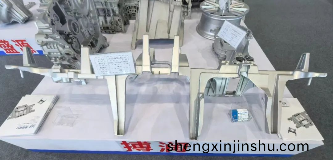 重慶鑄(zhu)造(zao)行(xing)業協會(hui)組(zu)織(zhi)的(de)“會員(yuan)企業鑄(zhu)件(jian)展示(shi)區(qu)”，展示鋁、鎂郃(he)金鑄件
